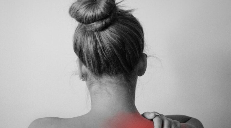 Photo d'une personne souffrant de douleur à l'épaule