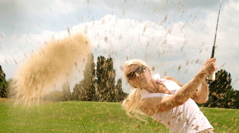 Photo d'une personne jouant au golf