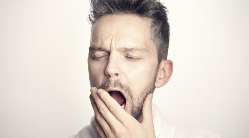Photo d'une personne qui bâille